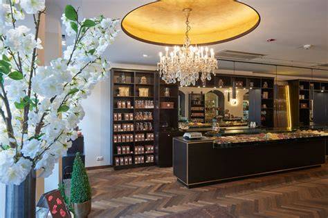 Ladengeschäft Storath Bamberg: Schokoladenvitrine und Patisserie