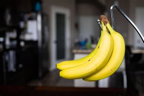 Lager-Tipps: Bananen hängend, Papiertüte zum Nachreifen, Abstand zu Äpfeln