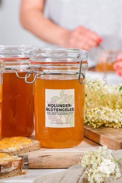 Lagerung von Holunderblütengelee im Vorratsregal