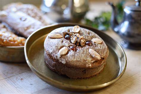 Lagerung von Lebkuchen in traditioneller Blechdose mit Apfelscheibe