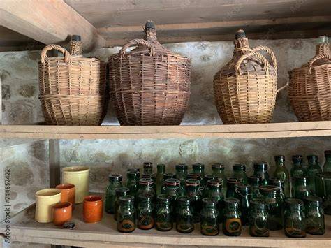 Lagerung von Met in Holzfässern und dunklen Glasflaschen im Keller