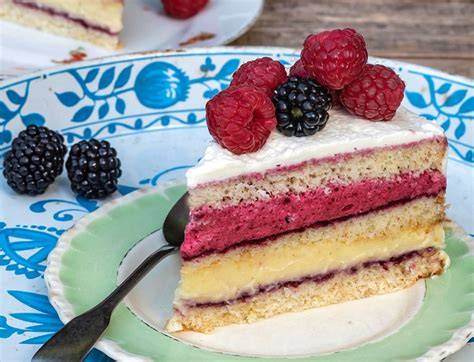 Lagkage: Dänischer Schichtkuchen mit Pudding, Sahne und Beeren
