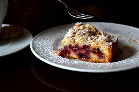 Laktosefreier Kirschkuchen mit Mandel-Topping auf Teller