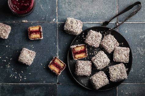 Lamingtons auf einem Teller, mit Kokos und Haselnuss