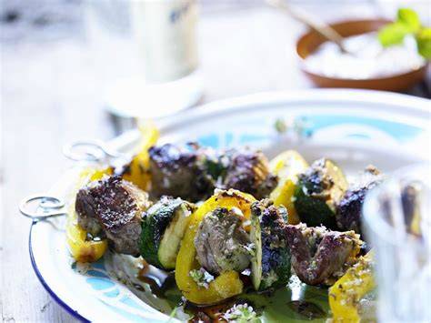 Lammspieße abwechselnd mit Gemüse auf Grillspießen