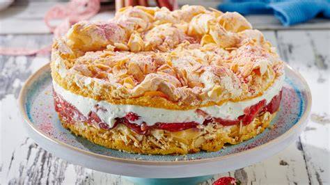 Landfrauen am Kaffeetisch mit Torten und Kuchen