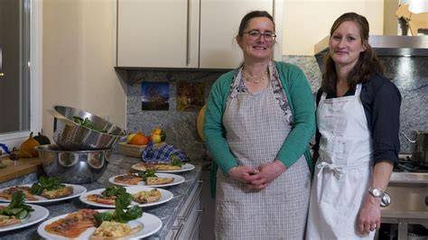 Landfrauen beim Backen in der Küche