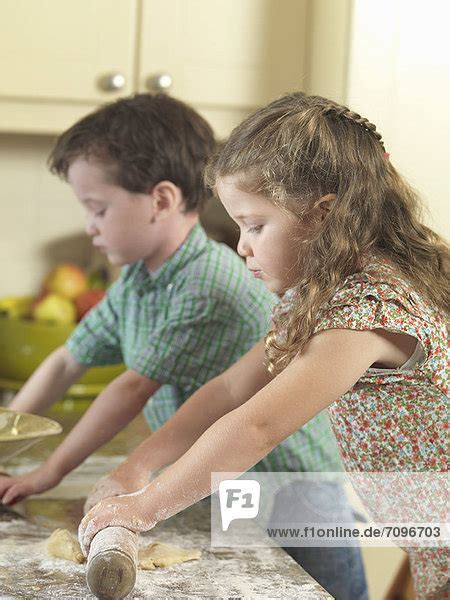 Landfrauen beim gemeinsamen Backen in der Küche