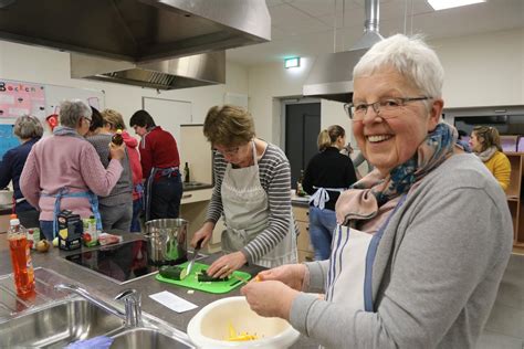 Landfrauen vor einer zertifizierten Schulküche, Hygieneschulung
