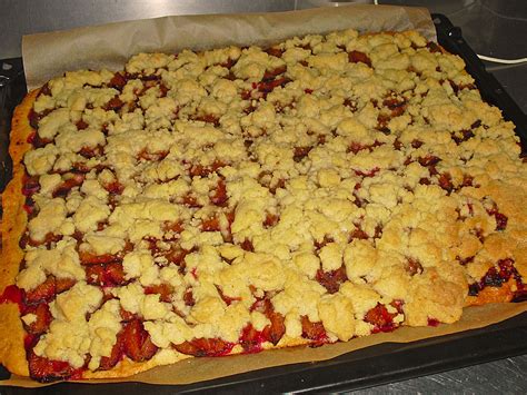 Landfrauenkuchen mit Streuseln auf dem Blech