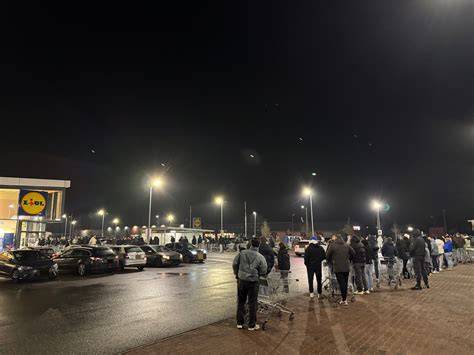 Lange Warteschlange vor Lidl-Filiale wegen Dubai-Schokolade