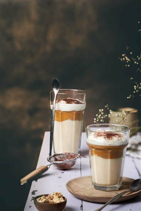 Latte Macchiato mit Karamell und Milchschaum