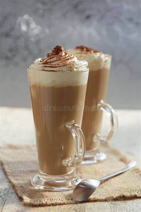 Latte Macchiato mit Schokolade im Glas