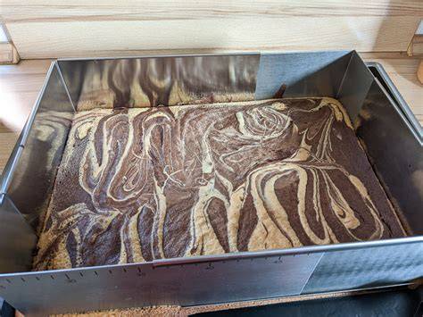 Latte-Macchiato Marmorkuchen auf dem Blech, angeschnitten