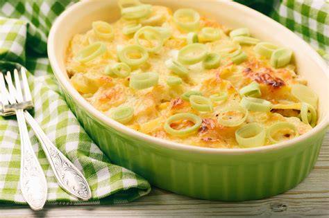Lauch und Kartoffeln auf dem Kuchenteig