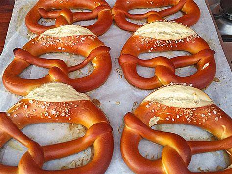 Laugenbrezel, typische Zutaten und braune Kruste