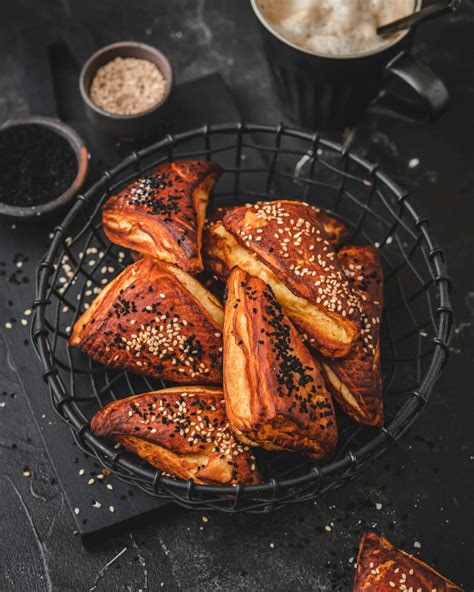 Laugenecken aus Croissant-Teig mit salziger Oberfläche