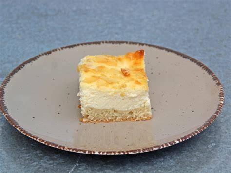 Lauwarm servierter Topfenkuchen