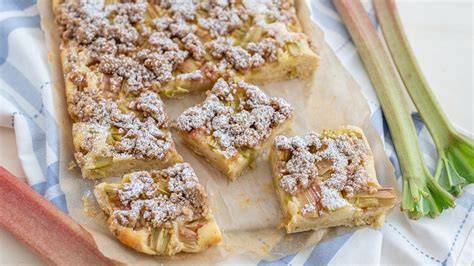 Lauwarmer Rhabarber-Muffin, angeschnitten, mit Streuseln