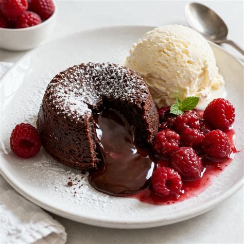 Lava Cake angerichtet mit Vanilleeis und Beeren