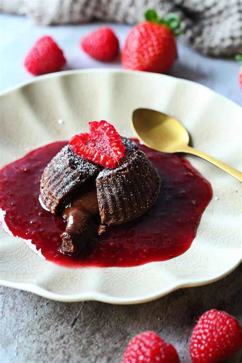 Lava Cake mit flüssigem Schokoladenkern serviert auf elegantem Teller