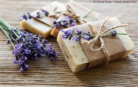 Lavendel-Seifenstücke dekorativ verpackt