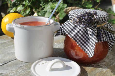 Lavendelblüten und frische Pfirsiche für Marmelade