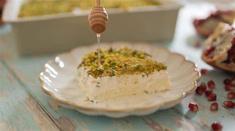 Layali Lubnan in Gläsern mit Pistazien und Sirup