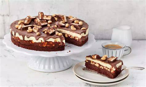 Layer Cake aus Schokoboden, Erdnusskaramell und Schokoglasur (Tortenschnitt)