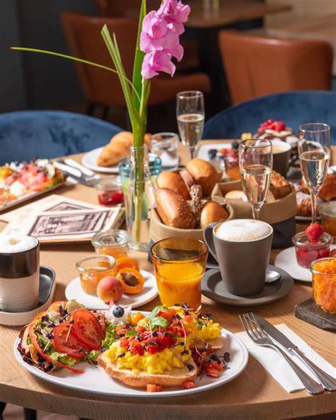 Le Café - Frühstück am Riesenfass, gedeckter Frühstückstisch