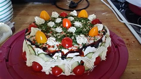 Leberkästorte mit Frischkäse und Schnittlauch, dekoriert wie Torte