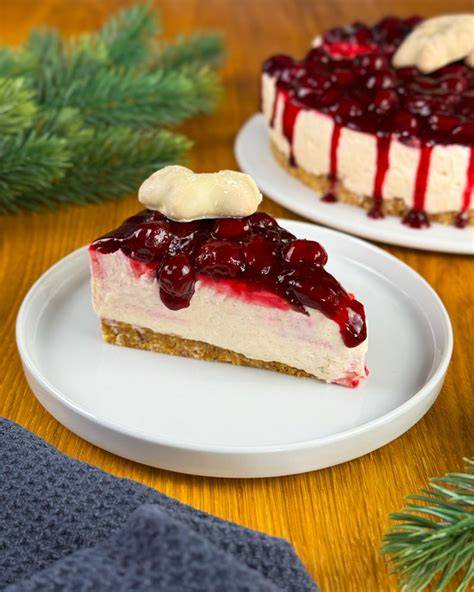 Lebkuchen Cheesecake auf festlich dekoriertem Tisch