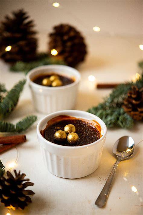 Lebkuchen Crème brûlée mit Karamellkruste in dekorativen Förmchen