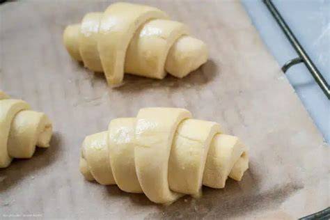 Lebkuchen Croissants vor dem Backen auf Backblech gelegt