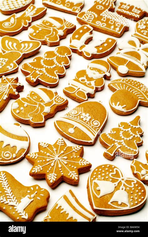 Lebkuchen Figuren und Häuschen kunstvoll verziert