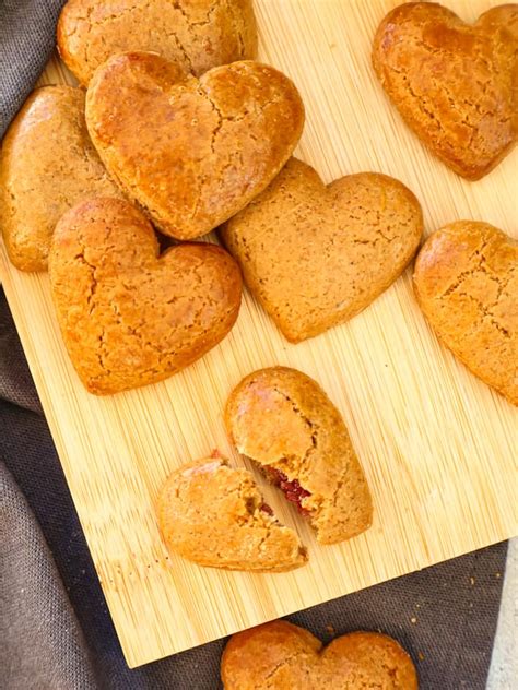 Lebkuchen Herzen auf Backblech vor dem Glasieren