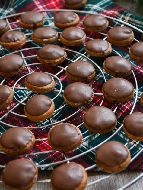 Lebkuchen Knöpfe vor dem Glasieren auf Backblech