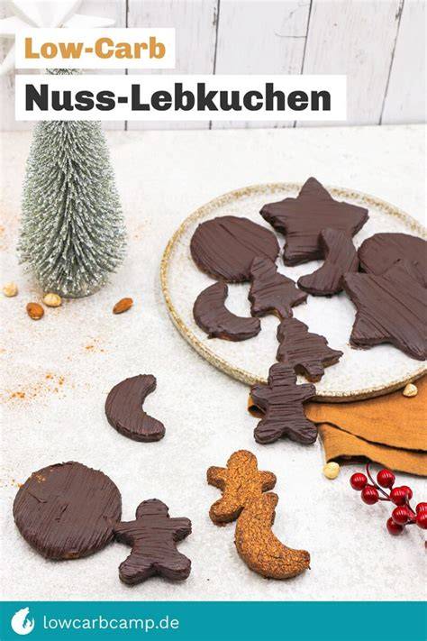 Lebkuchen Low Carb auf rustikalem Holzteller mit winterlichen Gewürzen