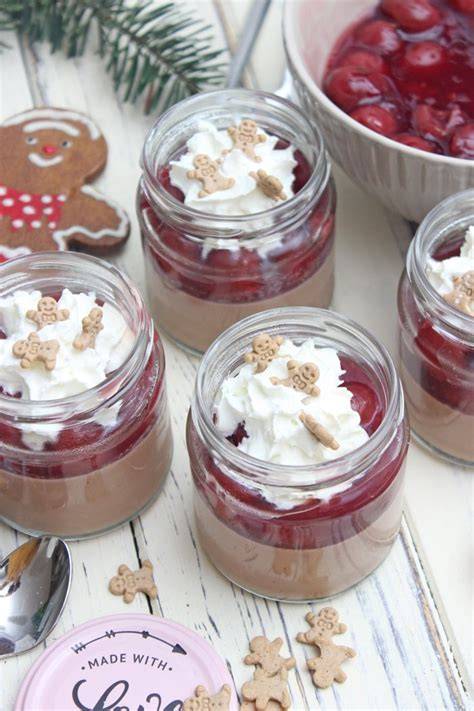 Lebkuchen Panna Cotta im Glas mit Zimtkirschen und Sternanis
