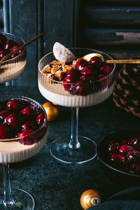 Lebkuchen Panna Cotta mit Glühweinkirschen im Glas