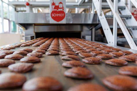 Lebkuchen Produktion direkt am Ofen