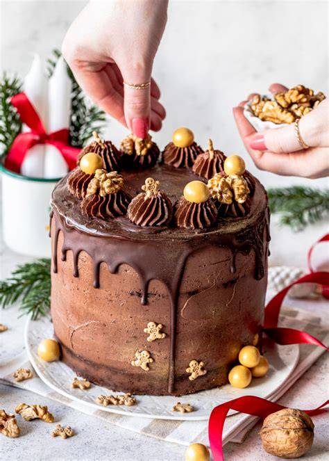Lebkuchen Torte dekoriert mit Zimtsternen, Orangenspiralen und Schokoraspeln