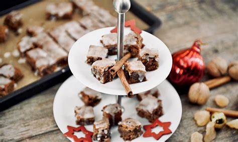 Lebkuchen auf Abkühlgitter mit kandiertem Ingwer