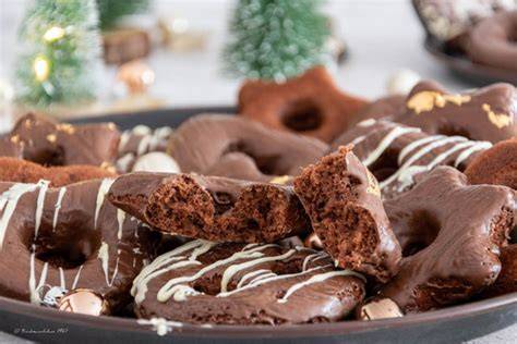 Lebkuchen auf Backblech und Zutaten (Herzen, Sterne, Brezeln, weiße Schokolade, Nüsse, Cornflakes)