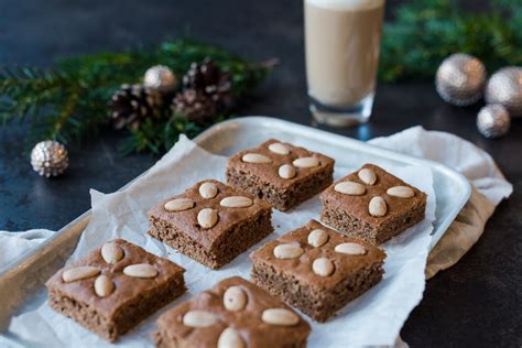 Lebkuchen auf Blech, dekoriert mit Zuckerglasur und Zuckerherzen