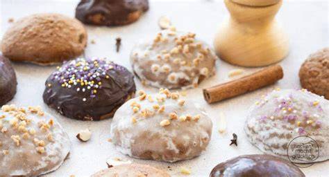 Lebkuchen auf Oblaten und typische Kuppelform beim Backen