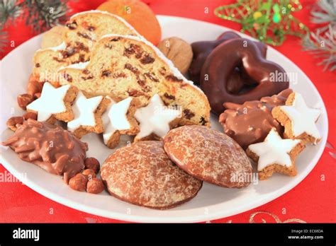 Lebkuchen auf einem Weihnachtsteller mit Kalorienangaben