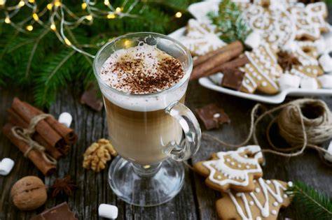 Lebkuchen auf einem weihnachtlich dekorierten Tisch
