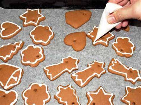 Lebkuchen dekorieren: Schokolade, Zuckerguss, Mandeln und bunte Lebkuchenmännchen