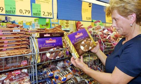 Lebkuchen im Supermarktregal als beliebtes Weihnachtsgebäck